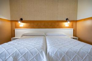 Postel nebo postele na pokoji v ubytování Hotel Ría de Suances