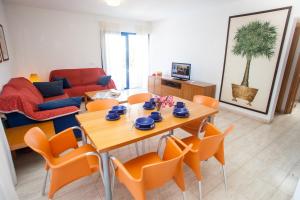 TV a/nebo společenská místnost v ubytování Villas Las Marinas