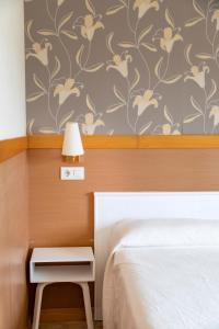 Postel nebo postele na pokoji v ubytování Hotel Ría de Suances