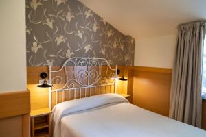 Postel nebo postele na pokoji v ubytování Hotel Ría de Suances