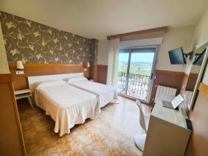 Postel nebo postele na pokoji v ubytování Hotel Ría de Suances
