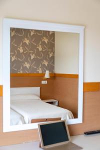 Postel nebo postele na pokoji v ubytování Hotel Ría de Suances