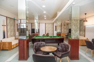 Biliár nebo kulečník v ubytování Hotel Ría de Suances