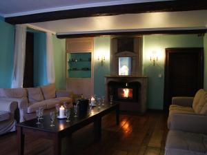 uma sala de estar com lareira e uma mesa com velas em Lavish Holiday Home in Forri res with Sauna em Lesterny