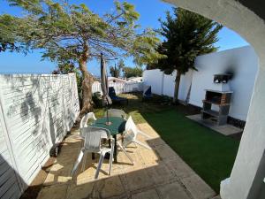 a backyard with a table and chairs and a grill at Bungalow Einstein in Maspalomas