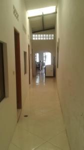 an empty hallway of a building with a hallway at Hotel El Puerto in Tolú