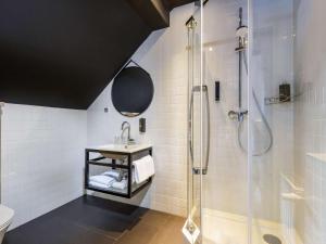 uma casa de banho com um chuveiro e um lavatório. em ibis Styles Dresden Neustadt em Dresden