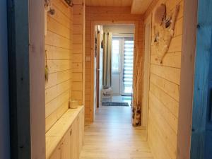 - un couloir dans une cabane en rondins dotée de murs en bois dans l'établissement Nice chalet by the woods in Saint L ger, 