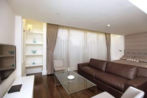 A seating area at Pera Residence