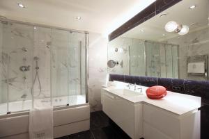 A bathroom at Pera Residence Még 21 kép