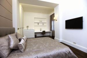 A television and/or entertainment centre at Pera Residence