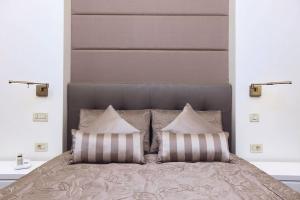 A bed or beds in a room at Pera Residence