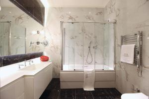 A bathroom at Pera Residence