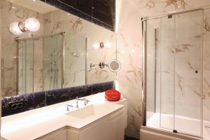 A bathroom at Pera Residence