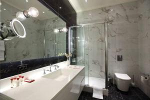 A bathroom at Pera Residence