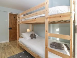 En eller flere senge i et værelse på Spring Rose Cottage