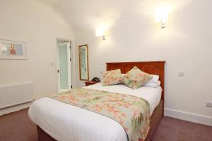 Ένα ή περισσότερα κρεβάτια σε δωμάτιο στο Harry Clarke Mews at the Castle Hotel