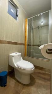 uma casa de banho com um WC e um lavatório em Ickota B&B em San Pedro de Atacama