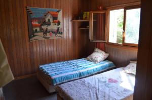 Een bed of bedden in een kamer bij Chalet En Bord De Rivière