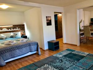 ein Schlafzimmer mit Bett und ein Wohnzimmer in der Unterkunft Villa Sturm Rüdesheim am Rhein in Rüdesheim am Rhein