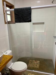 een badkamer met een douche, een toilet en een wastafel bij Chalés Roma in Santo Antônio do Pinhal