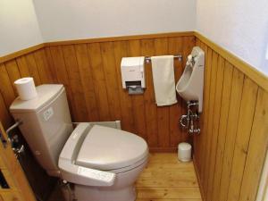 Un baño con un inodoro blanco y un lavabo. en ポロト案内舎, en Hamanaka 11 fotos más