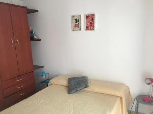 1 dormitorio con 1 cama y 2 cuadros en la pared en Departamento Belgrano 4 en Salta
