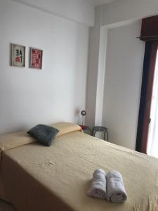 1 dormitorio con 1 cama con 2 toallas en Departamento Belgrano 4 en Salta