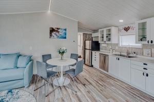 Modern & Cozy stand-alone apartment - perfect stay في Painted Post: مطبخ مع طاولة وكراسي وأريكة زرقاء