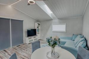 un soggiorno con un divano e un tavolo di Modern & Cozy stand-alone apartment - perfect stay a Painted Post