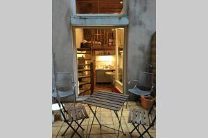 a room with chairs and a table and a kitchen at Studio Lyon 1er in Lyon