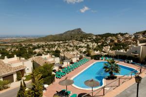 uma vista para um resort com uma piscina e guarda-sóis em La Manga Club Resort - Monte Verde 352 em Atamaría