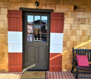 une porte d'entrée d'un bâtiment avec des portes rouges et blanches dans l'établissement Mrs. Anderson's Lodging, à Leavenworth