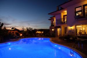 una piscina frente a una casa por la noche en Exclusive Boutique Hotel, en Kızılcakaya