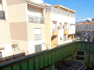 ラス・ガビアスにある2 bedrooms appartement with balcony and wifi at Las Gabiasの建物のバルコニーからの眺め