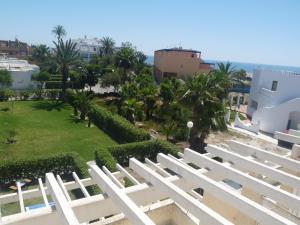 vistas al parque desde el balcón de un edificio en Casa Mar Y Luz : the best location in the naturist zone of Vera Playa!, en Vera
