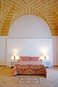 ガリポリにあるBeautiful property in the Heart of Gallipoliのベッドルーム1室(ベッド1台付)、2泊分のスタンド(ランプ付)