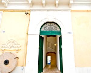 ガリポリにあるBeautiful property in the Heart of Gallipoliの緑の扉入口
