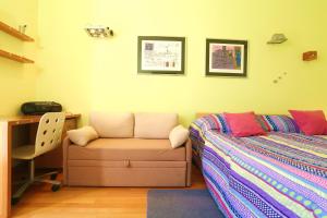 una camera con letto, scrivania e sedia di Double bedroom apartment on great location with balcony!! a Spalato (Split)