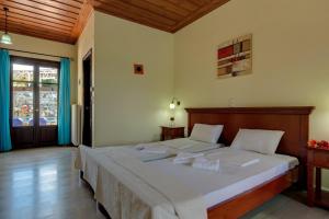 1 dormitorio con 1 cama grande en una habitación en Heliopetra independant studios -village close to beaches -sharing a large pool, en Koprána