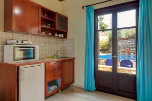 O bucătărie sau chicinetă la Heliopetra independant studios -village close to beaches -sharing a large pool