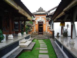 a garden in front of a building with a walkway at Puri Ayu in Canggu
