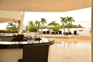 a resort lobby with a bar and tables and palm trees at MODERN 3 ALCOBAS APARTMENT in Cartagena de Indias