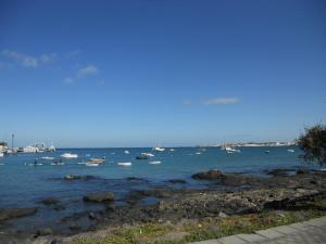 un grande specchio d'acqua con barche al suo interno di Lovely CottageAurora with Wi-fi and Private-pool a Corralejo