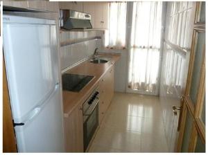 A cozinha ou kitchenette de GARRUCHA 1, 2 rooms 200 meters from the sea, garage