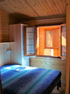 - une chambre avec un lit et une fenêtre dans l'établissement Chalets Tuscany Viareggio, à Viareggio