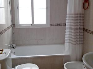 Ванная комната в 2 bedrooms appartement with balcony and wifi at Las Gabias
