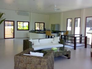 a living room with a couch and a table at Sunrise Villas Koh Samui- enjoy your Holiday in Thong Son Beach