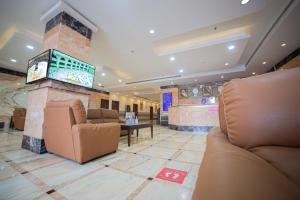 vestíbulo con sofás y TV de pantalla plana en الجوهرة الأولى للوحدات السكنية - حي الحمدانية, en Yeda