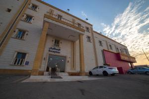 un edificio con un coche aparcado delante de él en الجوهرة الأولى للوحدات السكنية - حي الحمدانية, en Yeda